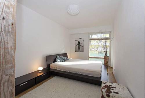 Ruhiges Schlafzimmer mit italienischen Designermöbeln - Etagenwohnung mit 86,00 m&sup2; in München zur Miete