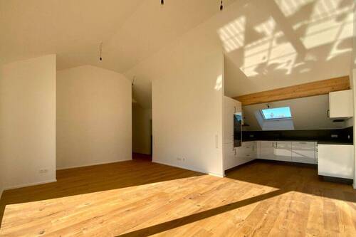 Wohnzimmer - Exklusive 3,5-Zimmer-Dachgeschosswohnung inkl. EBK und sonniger Dachterrasse - ab sofort beziehbar