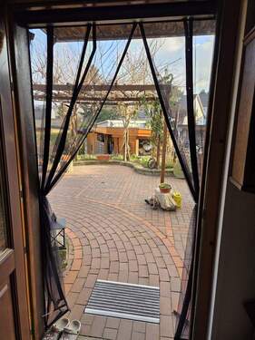 Blick über Terrasse in Garten - 