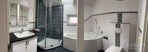 Bad mit Wanne und Dusche - Modernisierte Doppelhaushälfte in zentraler Lage