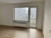 Ansicht Wohnzimmer mit Blick auf den Balkon - Etagenwohnung mit 76,20 m&sup2; in Lohfelden zur Miete