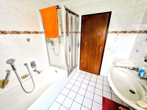 Badezimmer mit Dusche und Wanne EG - 