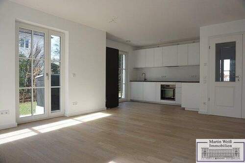 Wohnzimmer mit EBK - 2 Zimmer Terrassenwohnung in München
