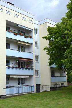 Ansicht des Hausess Friedrich-Ebert-Ring 35 - 4 geschossiges Mehrfamilienhaus mit Flachdach mit Blick auf Balkone - 4 Zimmer Etagenwohnung zur Miete in Lohfelden