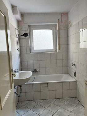 Ansicht Bad mit Fenster und Duschwanne.jpg - 