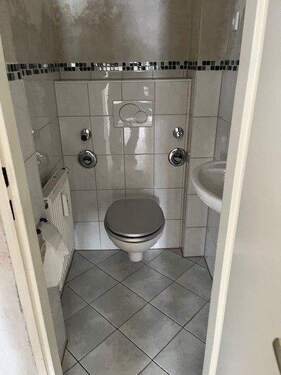 Gäste-WC weiß gefliest.jpg - 