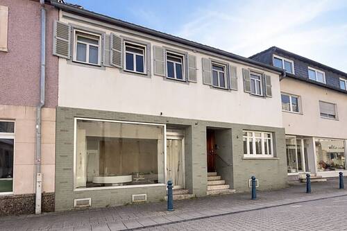 Front - 8 Zimmer Mehrfamilienhaus, Wohnhaus zum Kaufen in Winnweiler
