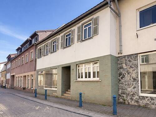 Straße - 8 Zimmer Mehrfamilienhaus, Wohnhaus in Winnweiler
