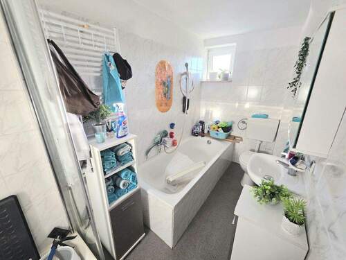 Bad mit Wanne und Dusche EG - 