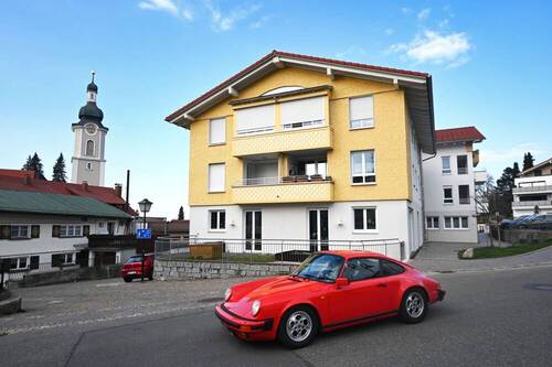Seitenansicht Haus - *Traumhafte Lage in Scheidegg* 3,5 Zimmer-Wohnung mit Süd-Balkon und Tiefgargenplatz
