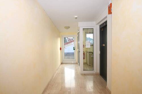Außenbereich Flur mit Aufzug und Treppenhaus - 3 Zimmer Etagenwohnung in Scheidegg