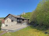 Westansicht - Wohnhaus mit 2 Wohneinheiten und Doppelgarage in zentraler Ortsrandlage mit traumhaftem Ausblick