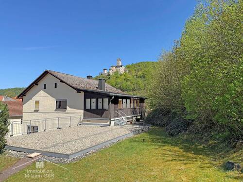 Westansicht - Wohnhaus mit 2 Wohneinheiten und Doppelgarage in zentraler Ortsrandlage mit traumhaftem Ausblick
