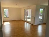 Wohnzimmer - Stilvolle 3-Zimmer-Wohnung mit Einbauküche und Balkon