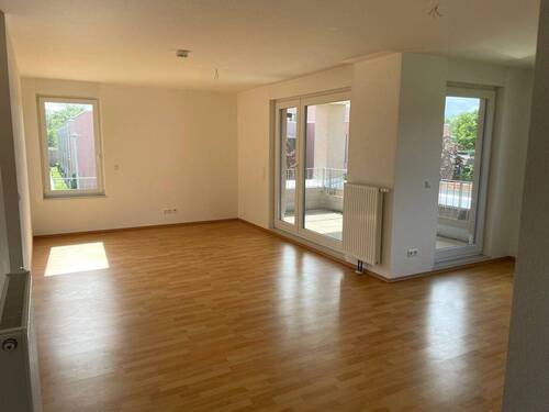 Wohnzimmer - Stilvolle 3-Zimmer-Wohnung mit Einbauküche und Balkon