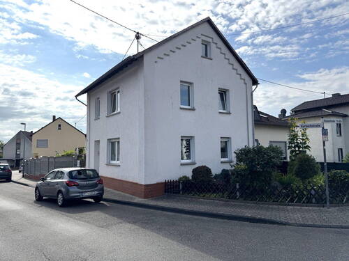 Bild 1 - Bezugsfertiges Einfamilienhaus mit Pool, Einbauküche und Carport für zwei PKW