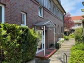 Hauseingang - Lichtdurchflutete 2-Zimmer-Wohnung mit TG Stellplatz unweit des Rissener Dorfkerns