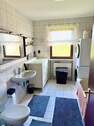 Bad mit Dusche und Wanne - 