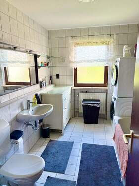 Bad mit Dusche und Wanne - 