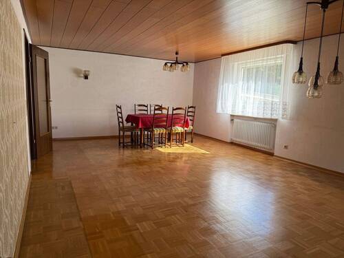 Wohnzimmer - 8 Zimmer Mehrfamilienhaus, Wohnhaus zum Kaufen in Markgröningen