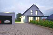 das Haus, Einfahrt und Garage - KFW 55 Niedrigenergiehaus: neuwertig, modern und preislich wirklich fair