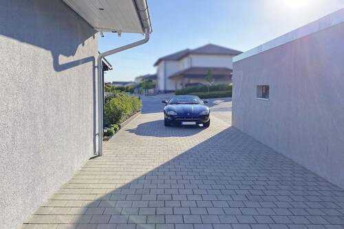 Einfahrt/Stellplätze - 