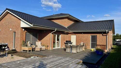 Blick vom Garten auf die Terrasse und Pool - 