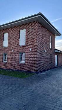 Teilansicht mit seitlichem Hauseingang - 