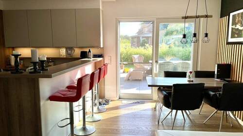 Offene Wohnküche mit Essplatz Ausgang zur Terrasse - 