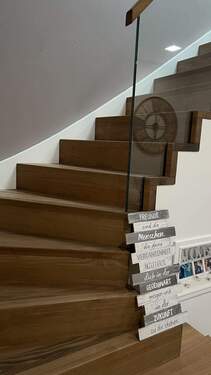 geschlossen Holztreppe mit Glaswand - 