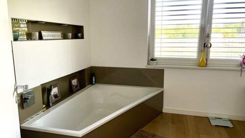 Bad mit Wanne und Dusche - 