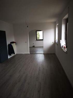 Wohnzimmer mit Durchgang zur Küche.jpg - 