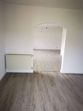 Küche mit Durchgang zum Wohnzimmer.jpg - 