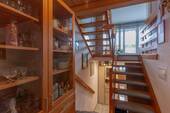 Lichtdurchflutet, Treppe ins 2,5 OG - FBC - Lichtdurchflutete 4-Zimmer-DG-Maisonette-Wohnung mit Dachterrasse, Balkon + TG-Stellplatz