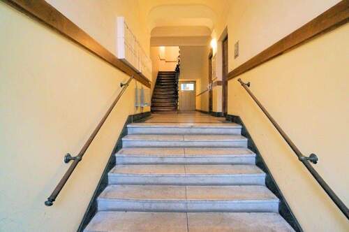 Treppenaufgang - 2 Zimmer Etagenwohnung in Berlin