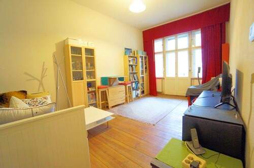 Wohnzimmer mit Balkonzugang - 