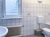 Badezimmer mit Fenster - 