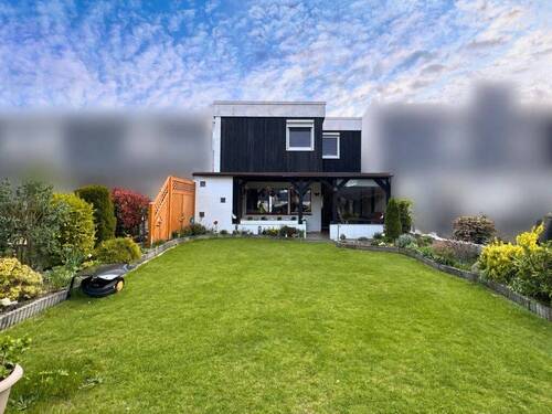 Außenansicht - Reihenmittelhaus mit Garten, Vollkeller und klassischer Familienaufteilung in ruhiger und gewachsener Wohnlage.