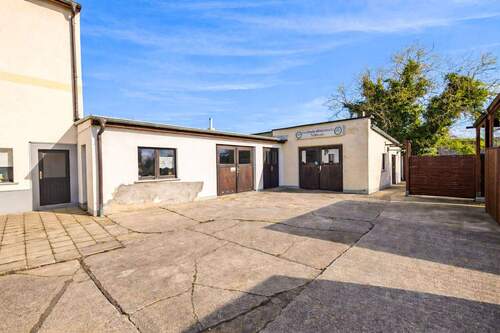 Zahlreiche Nebengelasse - 