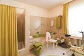 Dusche und Wanner im Badezimmer - 