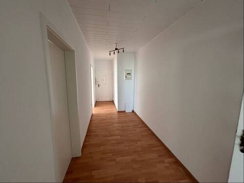 Flur - Etagenwohnung mit 67,50 m&sup2; in Seelze zum Kaufen