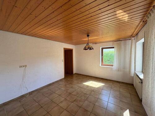 Wohnzimmer - 5 Zimmer Einfamilienhaus zum Kaufen in Rot