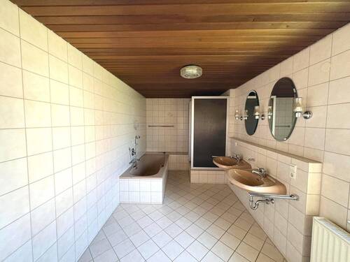 Badezimmer - Einfamilienhaus mit 105,00 m&sup2; in Rot zum Kaufen