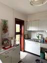 Küche mit Ausgang zum Balkon - 