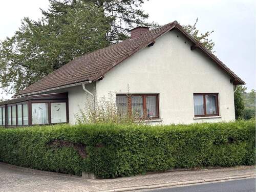 Seitenansicht mit Wintergarten - 4 Zimmer Einfamilienhaus zum Kaufen in Dornburg-Wilsenroth