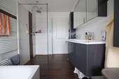 Badzimmer mit Dusche und Badewanne - 