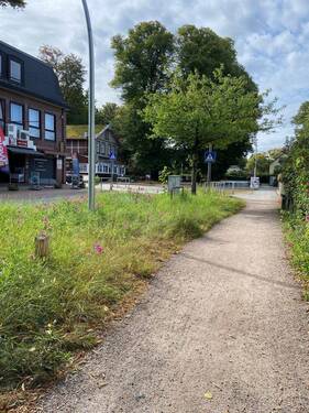 Außenbild Straßenansicht - Großzügige 3-Zimmer-Wohnung im Ortskern von Bergstedt