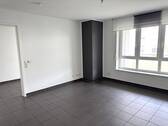 Wohnraum, Loggia hinter Fensterfront - 