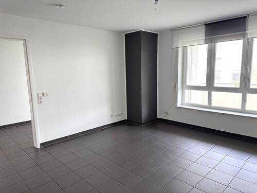 Wohnraum, Loggia hinter Fensterfront - 