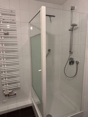 Glasdusche und Handtuchwärmer - 